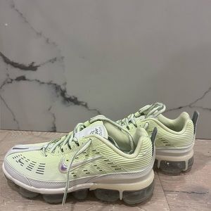 Nike VaporMax Women’s size 6 runners. Excellent unworn condition.